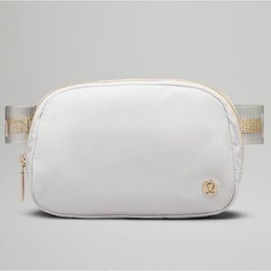 Lululemon Everywhere Belt Bag in Vapor/Gold/White